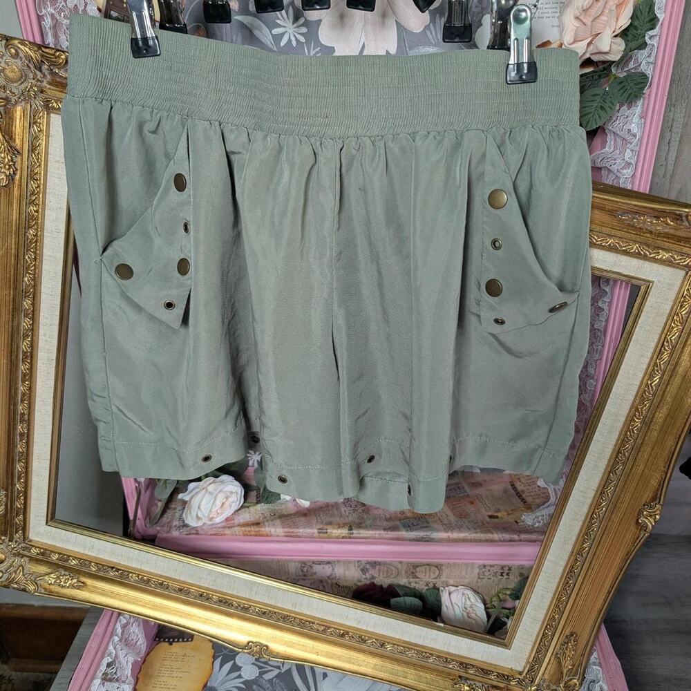 Apostrophe green cargo shorts